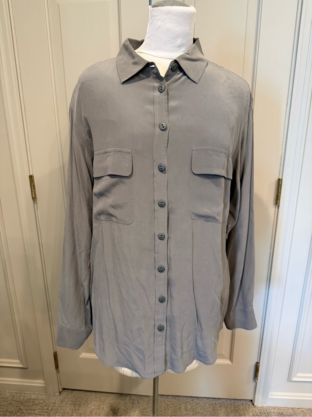 Equipment Femme Medium Dove Gray Silk Blouse EUC